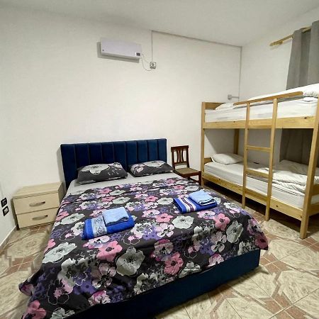 Me & You Hostel Тирана Екстериор снимка