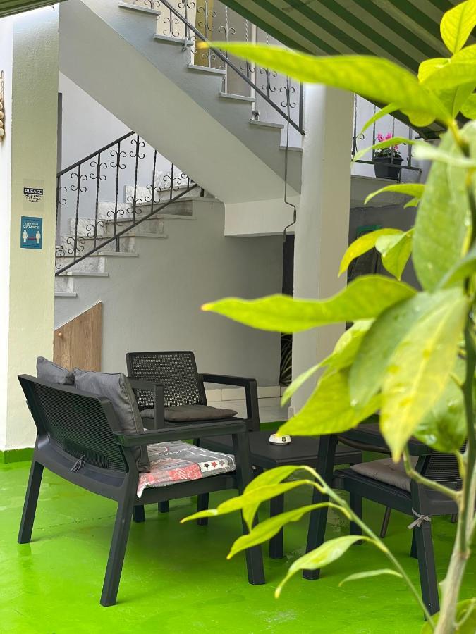 Me & You Hostel Тирана Екстериор снимка