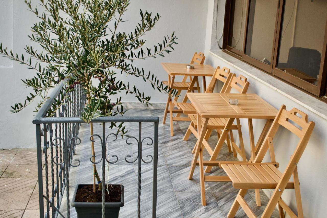 Me & You Hostel Тирана Екстериор снимка