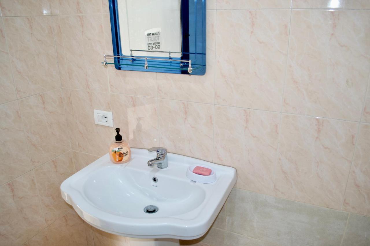 Me & You Hostel Тирана Екстериор снимка