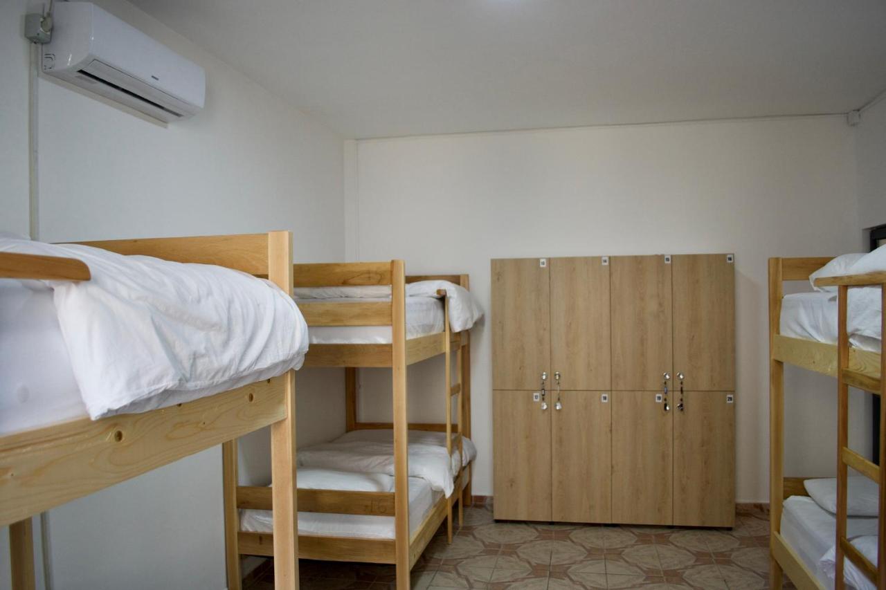 Me & You Hostel Тирана Екстериор снимка