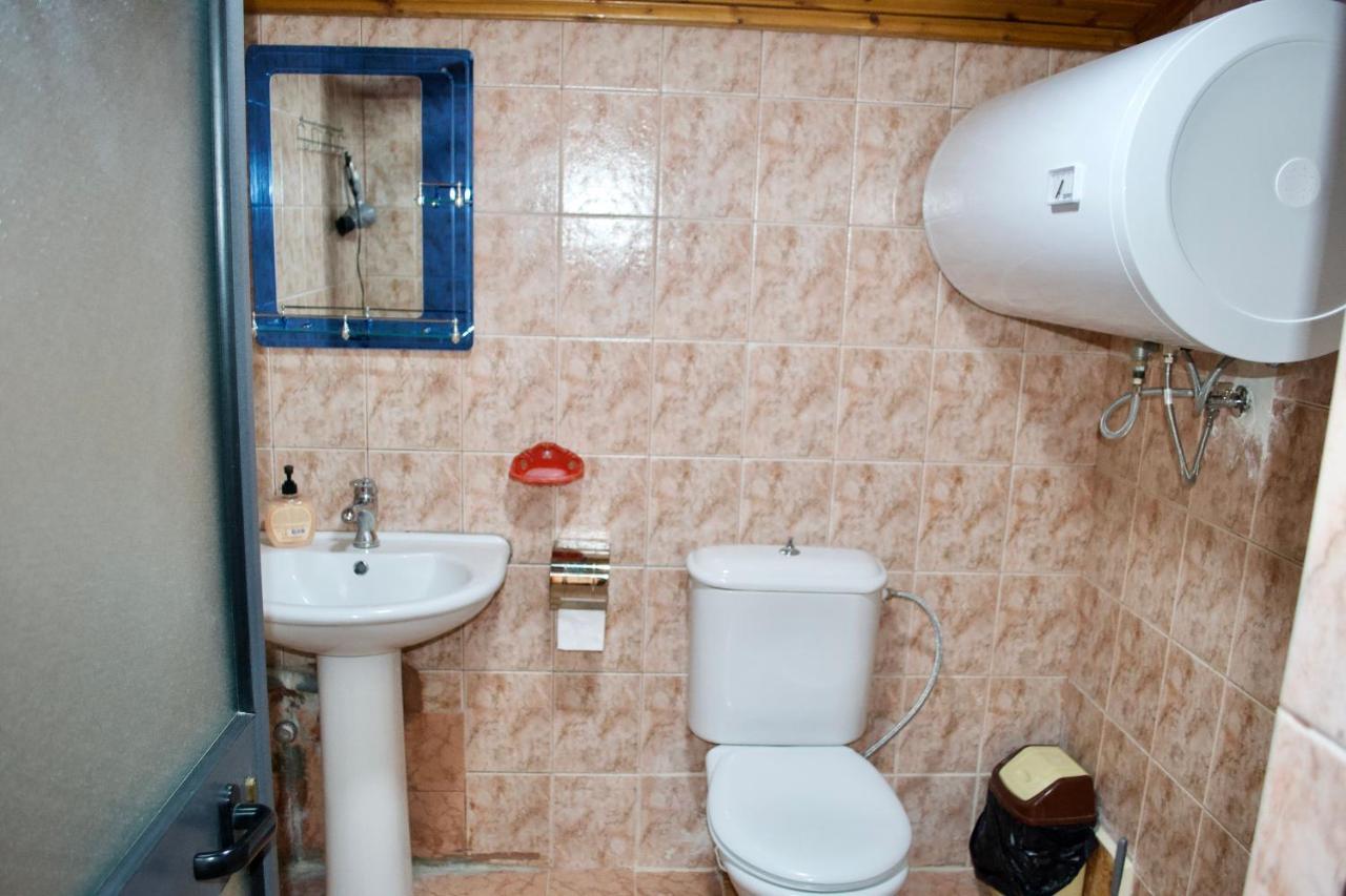 Me & You Hostel Тирана Екстериор снимка