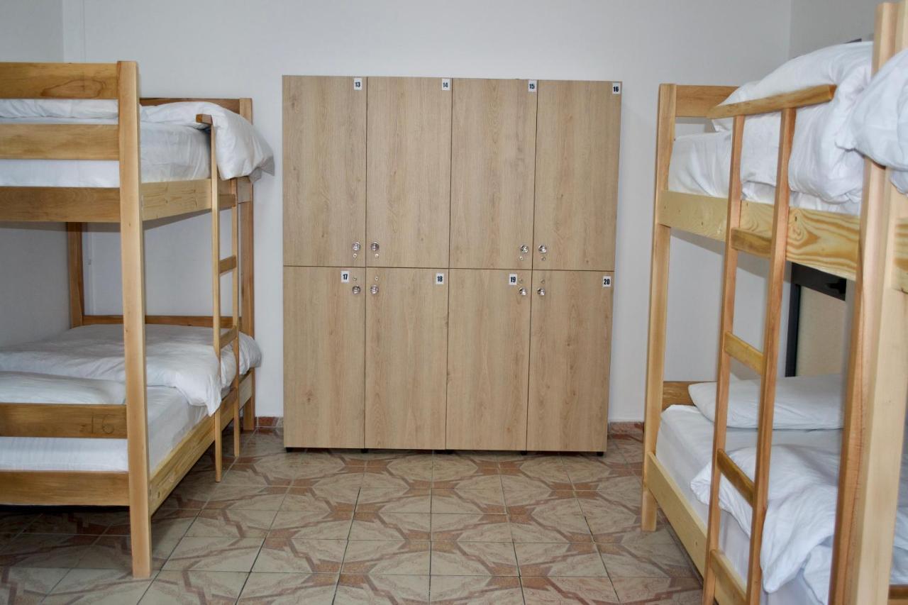 Me & You Hostel Тирана Екстериор снимка