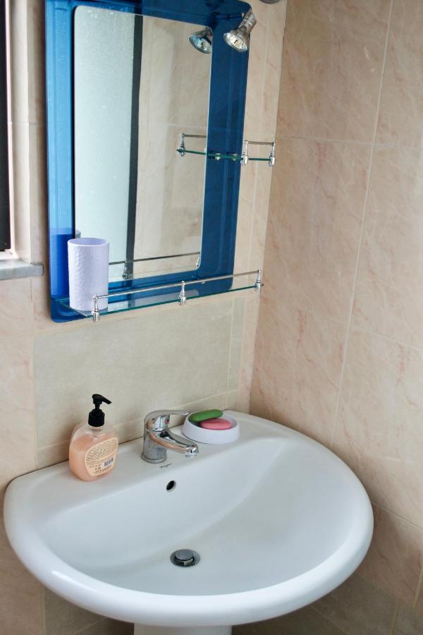 Me & You Hostel Тирана Екстериор снимка