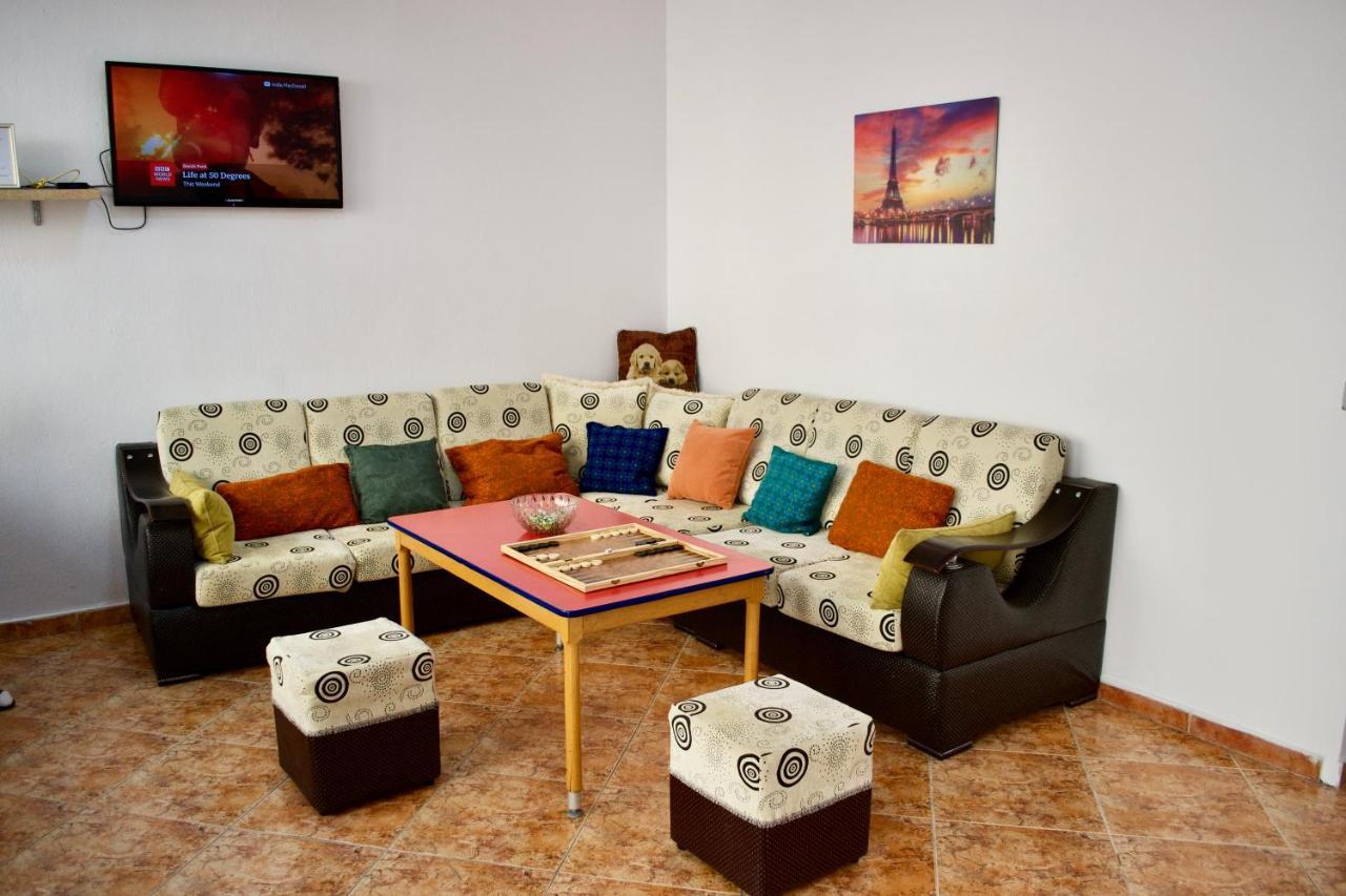 Me & You Hostel Тирана Екстериор снимка
