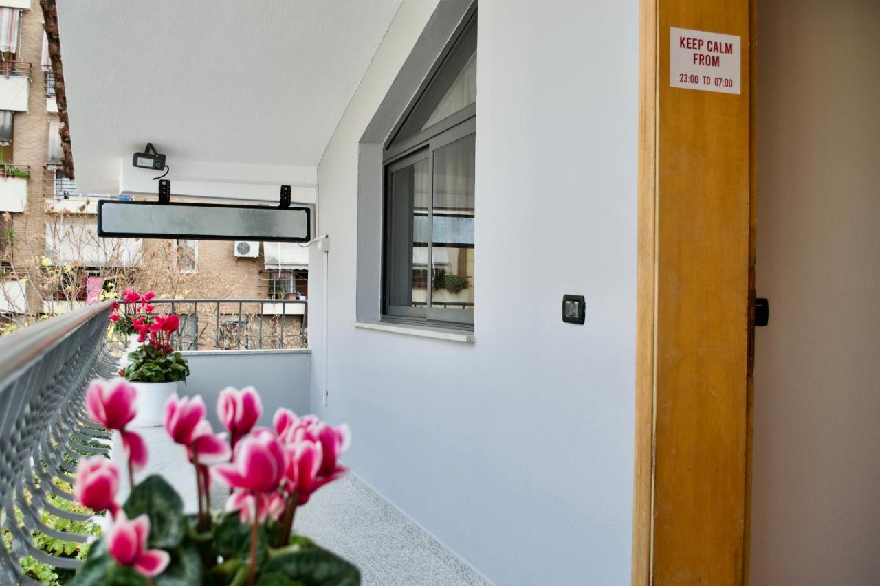Me & You Hostel Тирана Екстериор снимка