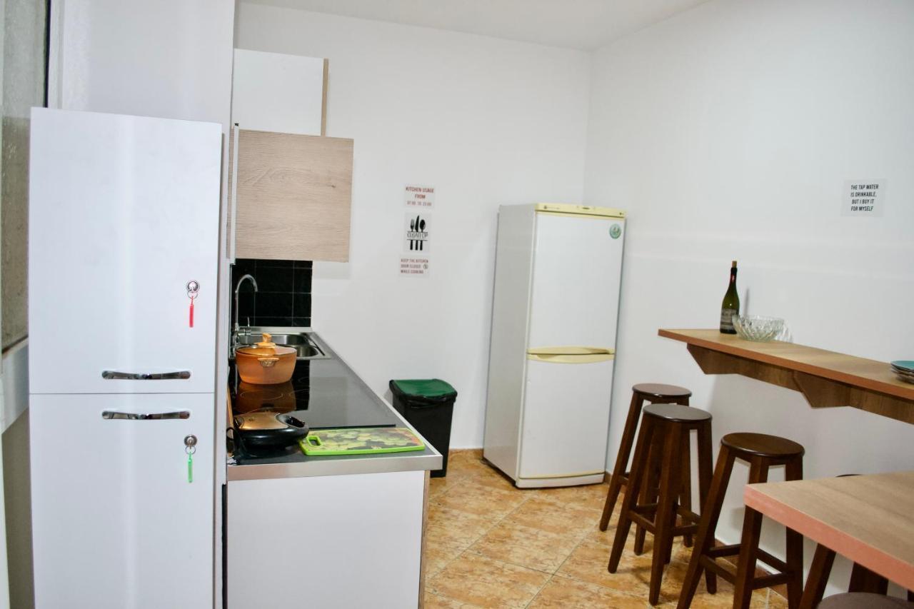 Me & You Hostel Тирана Екстериор снимка