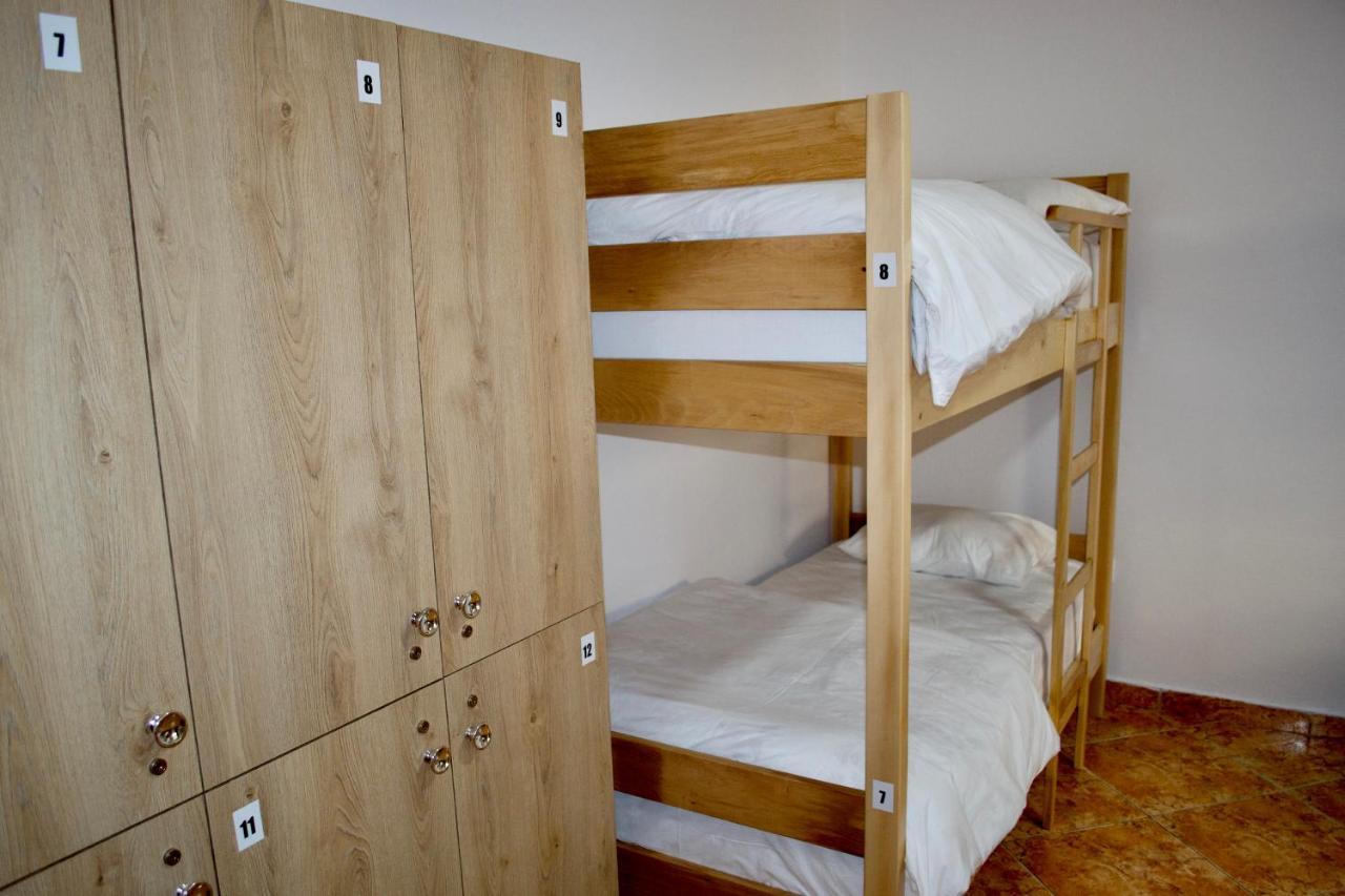 Me & You Hostel Тирана Екстериор снимка