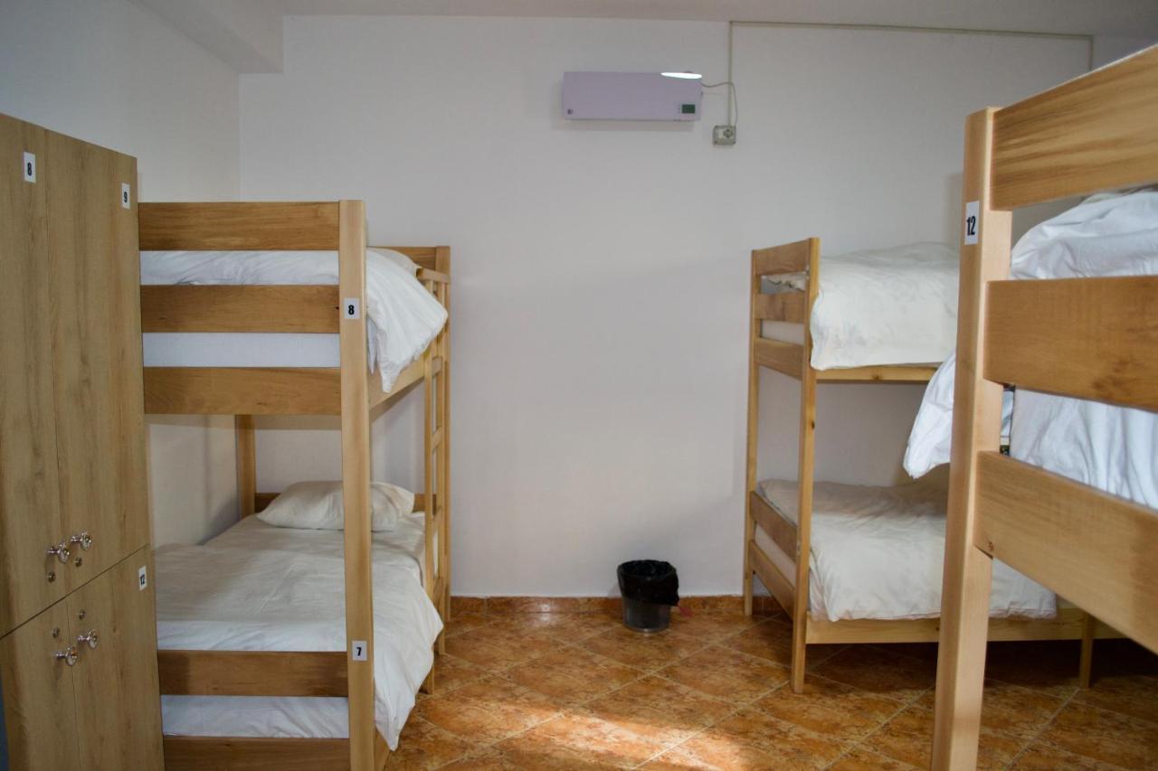 Me & You Hostel Тирана Екстериор снимка