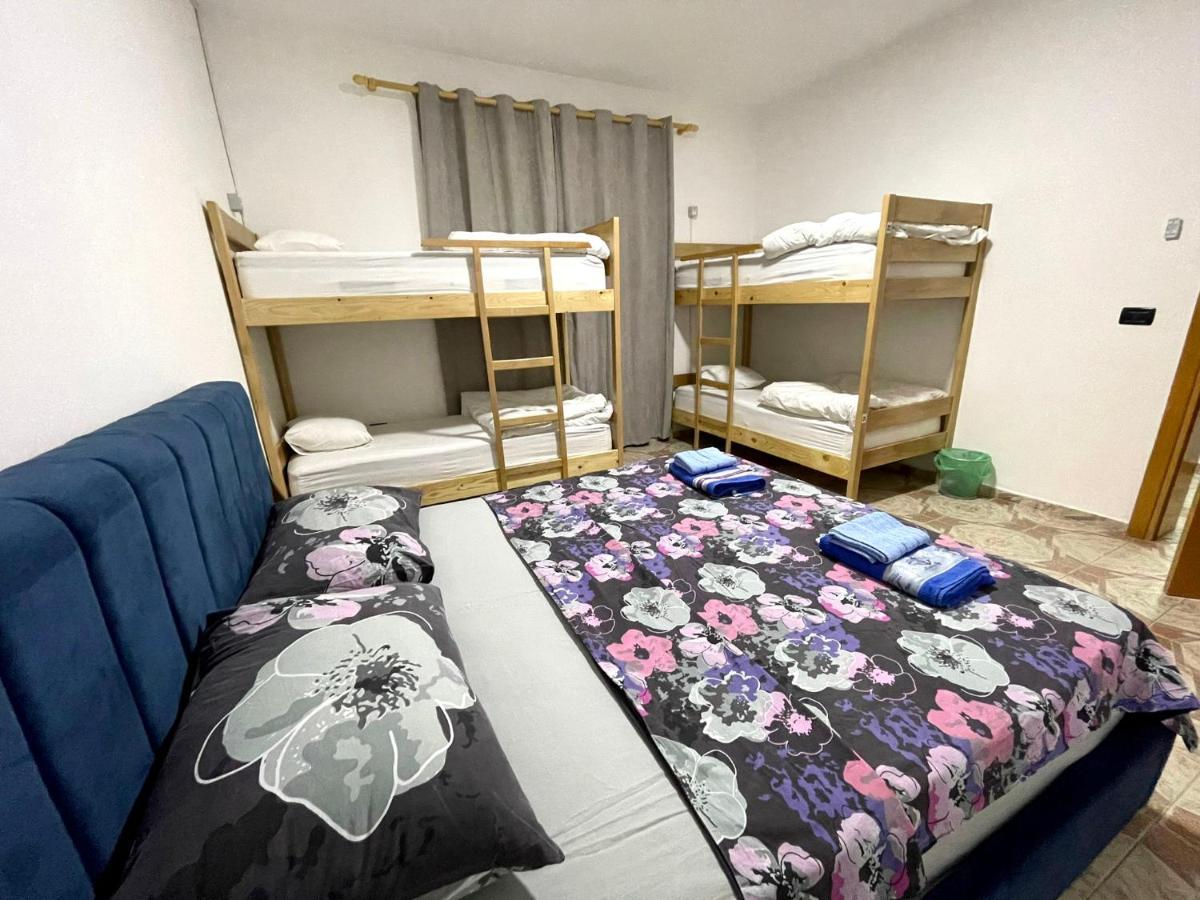 Me & You Hostel Тирана Екстериор снимка