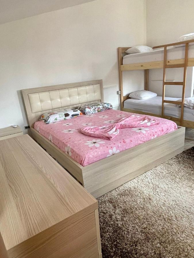 Me & You Hostel Тирана Екстериор снимка