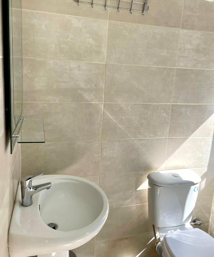 Me & You Hostel Тирана Екстериор снимка