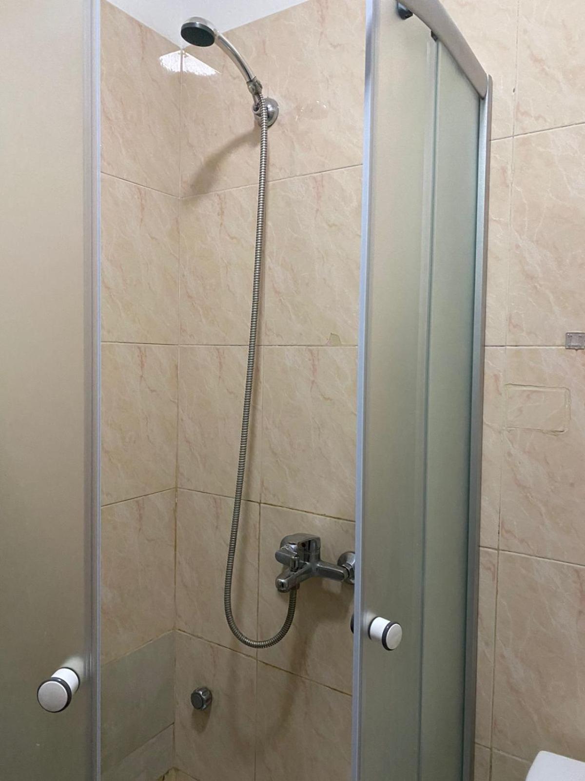 Me & You Hostel Тирана Екстериор снимка